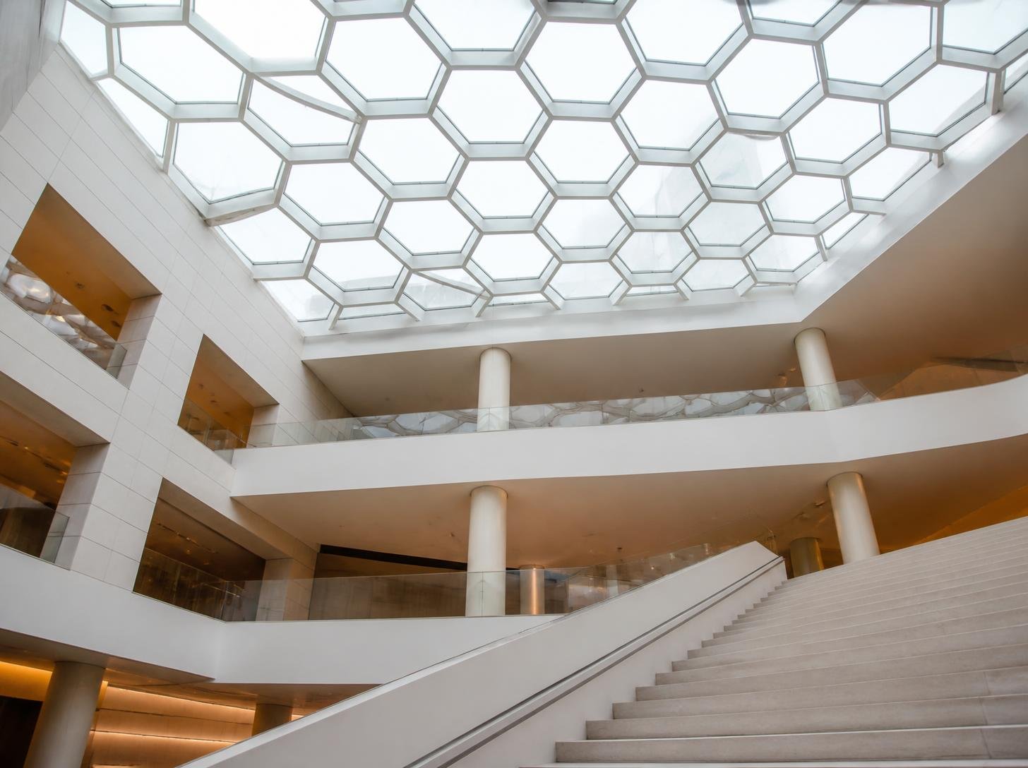 Atrium d’un bâtiment institutionnel moderne